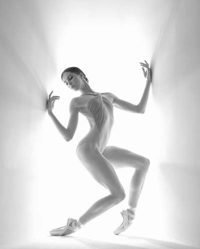 Amy Ronnfeldt by Niv Novak