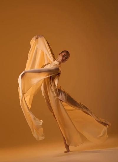 Anna Roberta by Anna Zhe