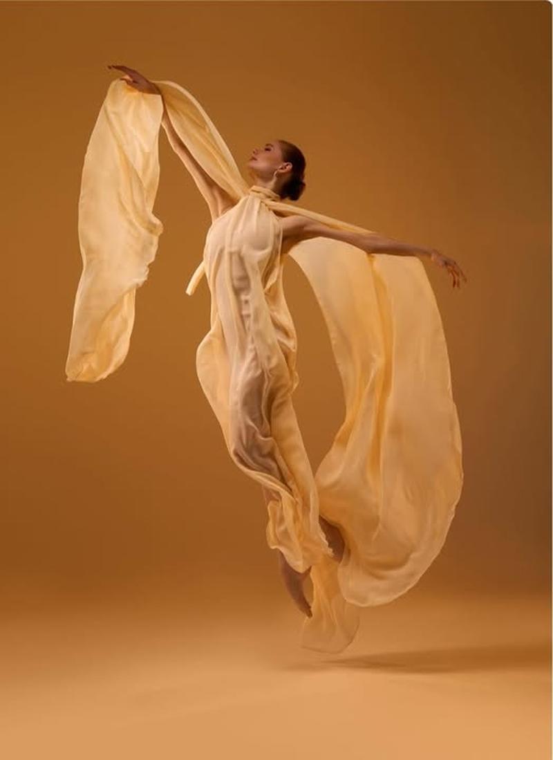 Anna Roberta by Anna Zhe
