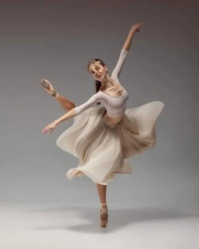 Ellen Makela by Nikita Alba