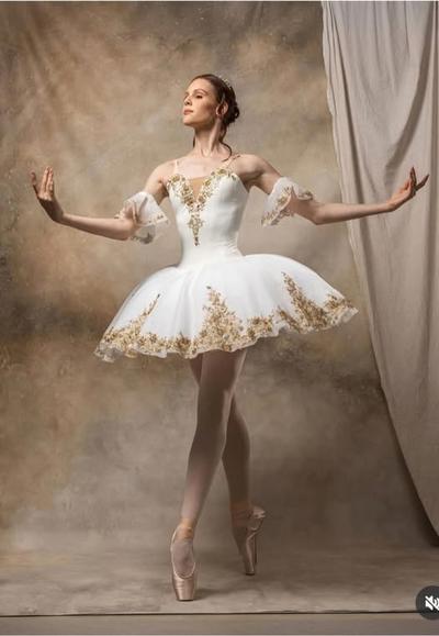 Julia Cheshir by Alina Khanko