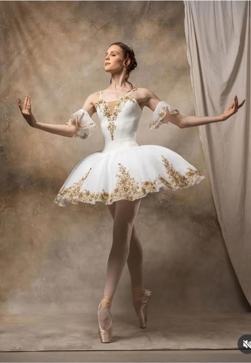 Julia Cheshir by Alina Khanko