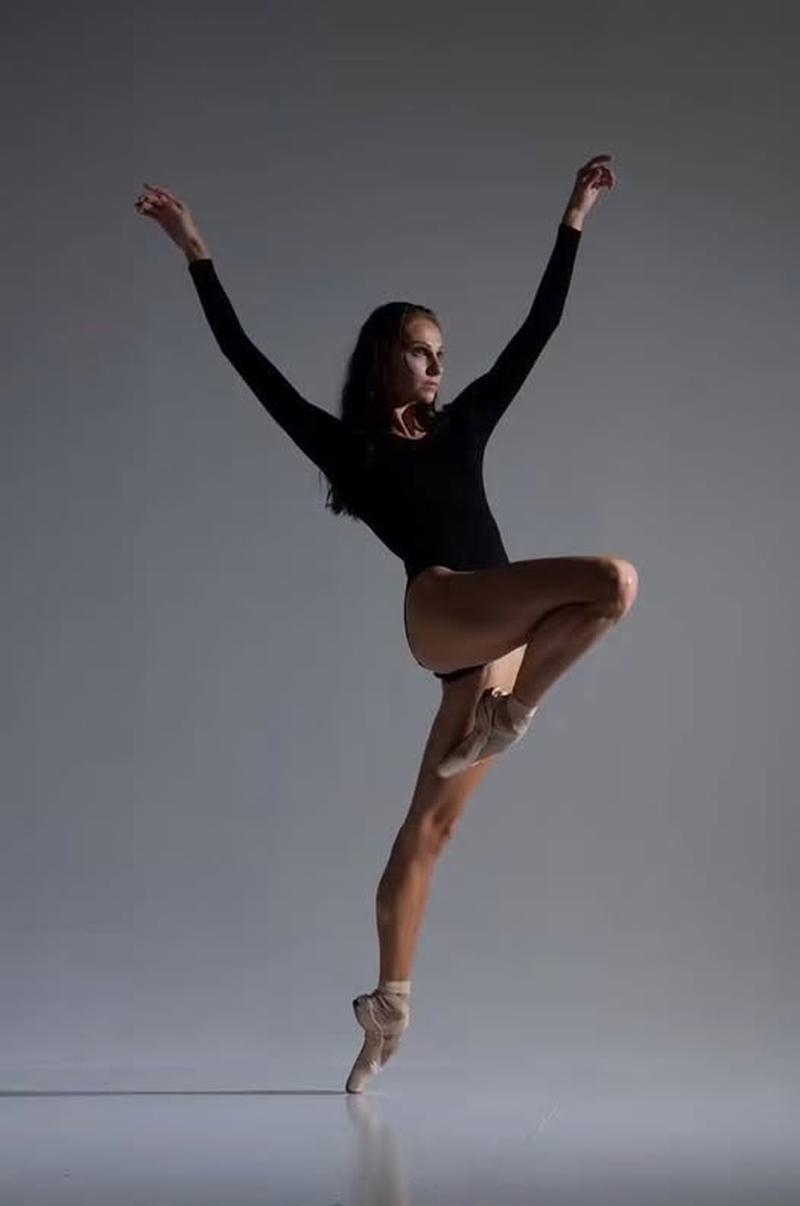 Oksana Skorik by Oleg Zotov